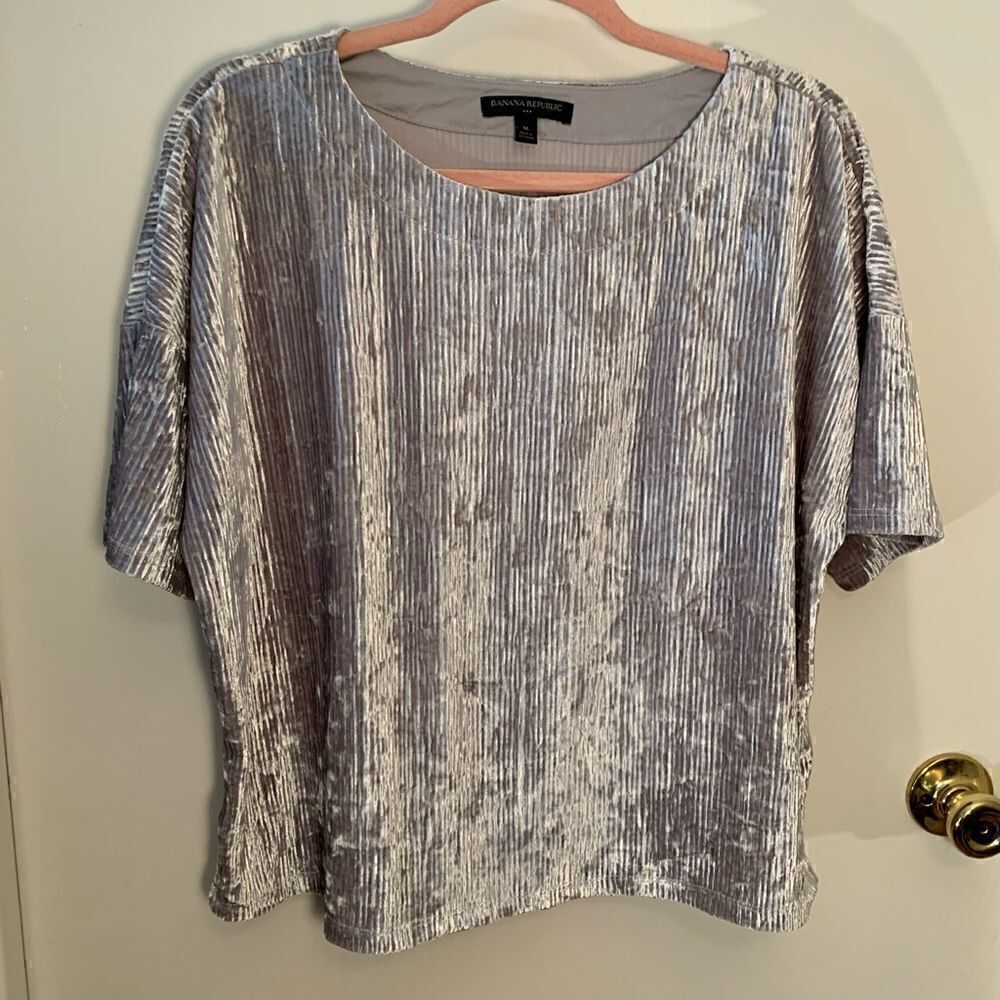 Banana Republic EUC silver pleated short sleeve velvet top Size medium